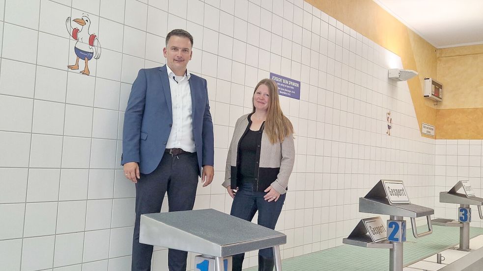 Bürgermeister Uwe Sap stellte die neue Schwimmmeisterin fürs Mölenlandbad vor. Am 1. August tritt Uta Olthaus dort ihren Dienst an. Foto: Gettkowski