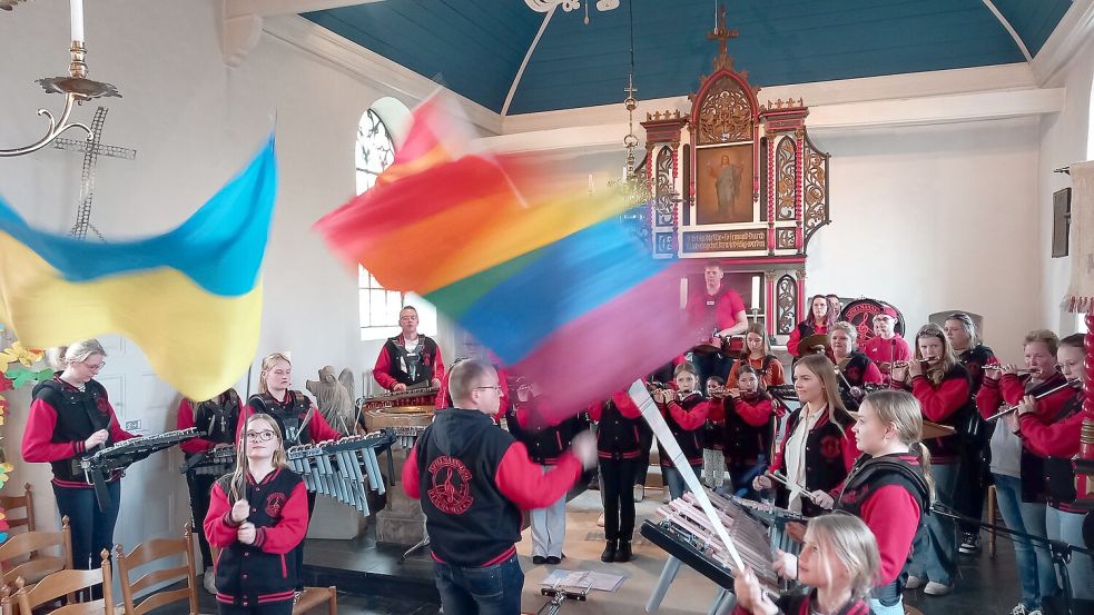 Im Repertoire der Spielleute ist auch das Lied „Regenbogenfarben“ von Kerstin Ott, das sie in der Kirche aufführten. Foto: Scherzer