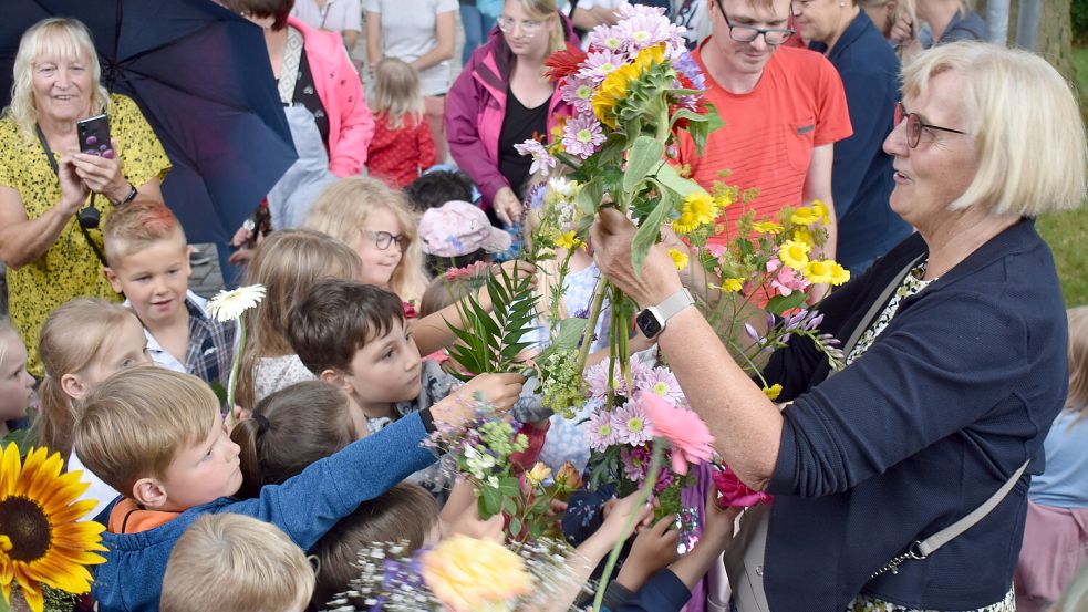 Die Leiterin der Kindertagesstätte Wolkenreiter in Ostrhauderfehn, Traute Doeden (rechts), erhielt zum Abschied viele Blumen von den Kindern. Fotos: Zein