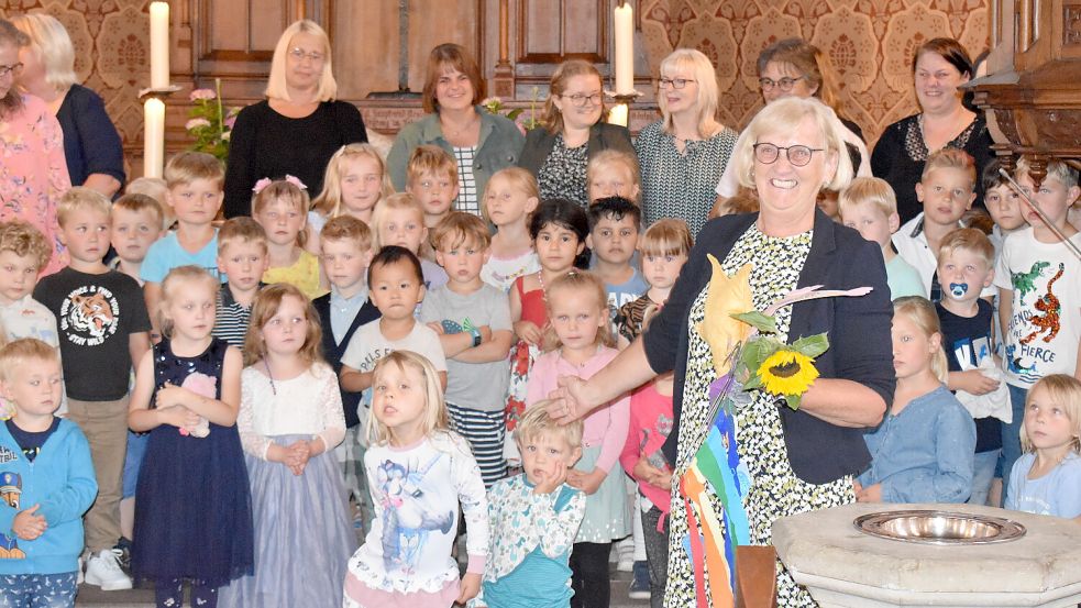 Die Kinder und Erzieher der Kita sangen zum Abschied von Traute Doeden das Lied "Ich schenk‘ dir einen Regenbogen".