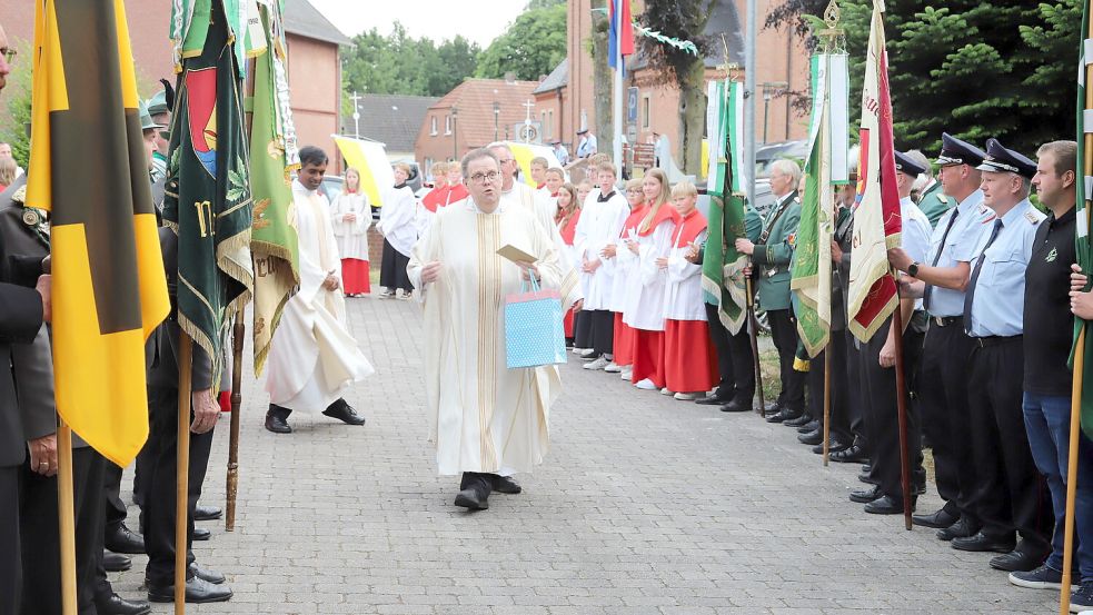 Ein Spalier vor der Kirche zum Abschied: Pastor Ludger Becker verlässt die Gemeinde Barßel in Richtung Varel. Foto: Passmann