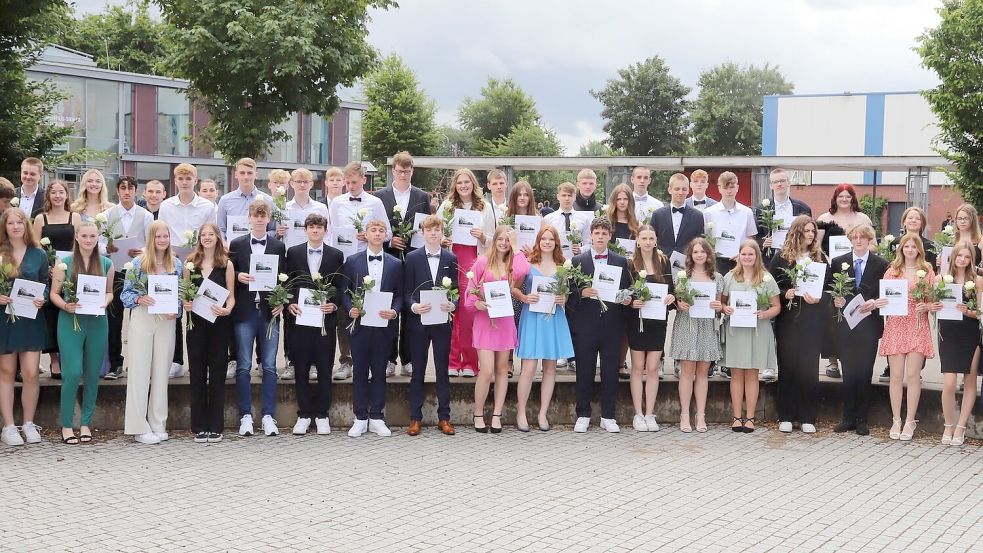 Stolz halten die Schülerinnen und Schüler des 10. Jahrgangs des Laurentius-Siemer-Gymnasiums die Abschlusszeugnisse in Händen. Foto: Passmann