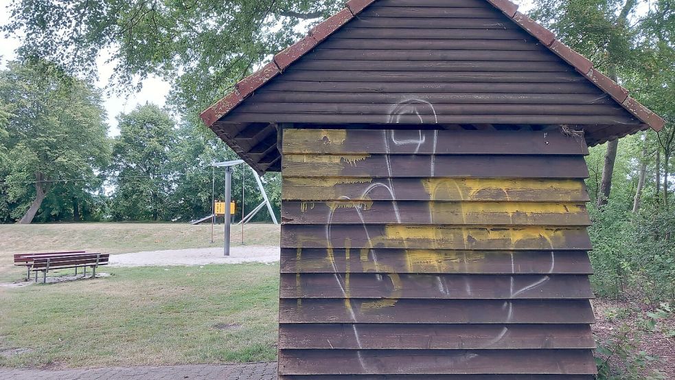 Schmierereien gelten als Sachbeschädigung - so wie hier beim Idasee in Idafehn.
