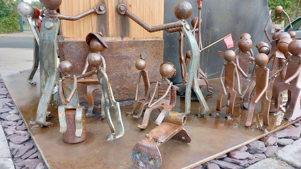 Eine liegende Figur wurde vom Kunstwerk „Miteinander“ entwendet.