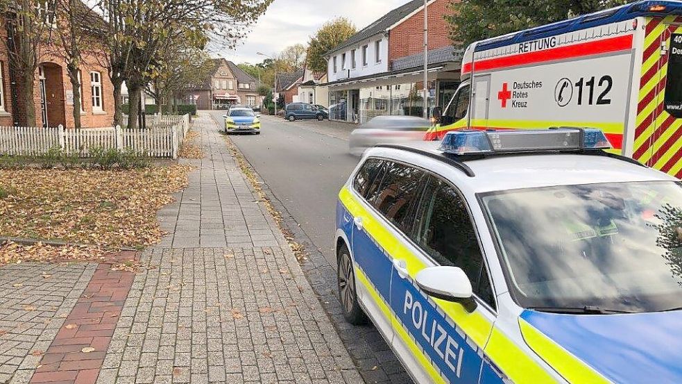 Vor der Polizeistation in Ihrhove lag die verletzte Frau. Rettungsdienst und Polizei waren vor Ort.Foto: Carsten Ammermann