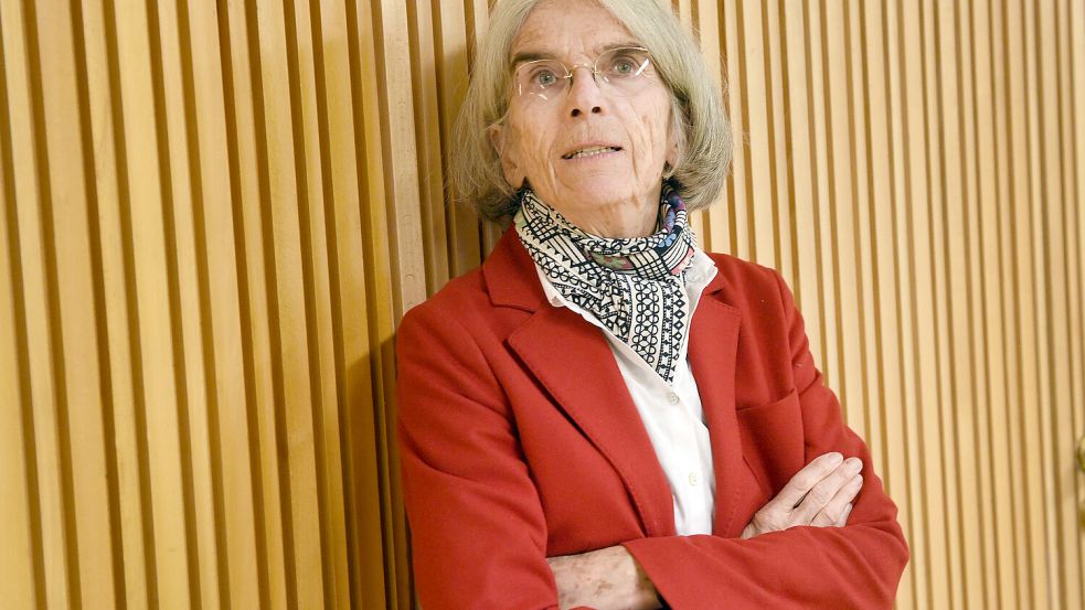 Darf man alte Bücher in den Müll werfen? Donna Leon stellt sich literarischen Gewissensfragen. Foto: Henning Kaiser/dpa