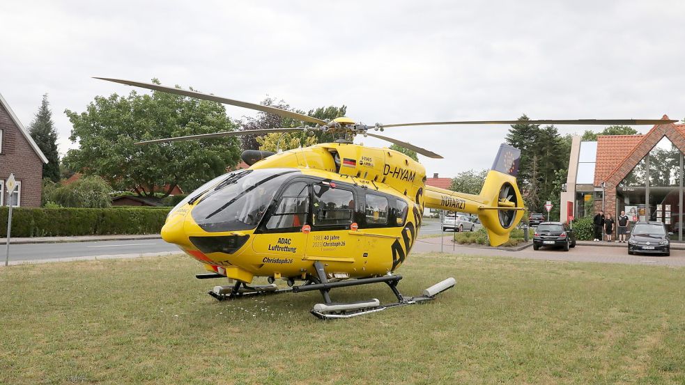 Der Rettungshubschrauber Christoph 26 war am Sonntag mehrfach im Landkreis Leer. Am frühen Abend landete er in Hesel hinter der Sparkasse. Foto: Hock
