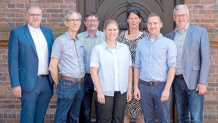 Freuten sich über das gelungene Fest (von links): Thomas Kersten, Theodor Spekker (Mitglied Geschäftsführender Ausschuss), Pastor Andreas Jäckel (1. stellvertretender Vorsitzender), Alke Eden (pädagogische Geschäftsführerin), Superintendentin Christa Olearius (2. stellvertretender Vorsitzende), Jens Eden (betriebswirtschaftlicher Geschäftsführer) und Helmut Hartema (Vorstandsvorsitzender). Foto: : Fotomomente Fotografie GbR