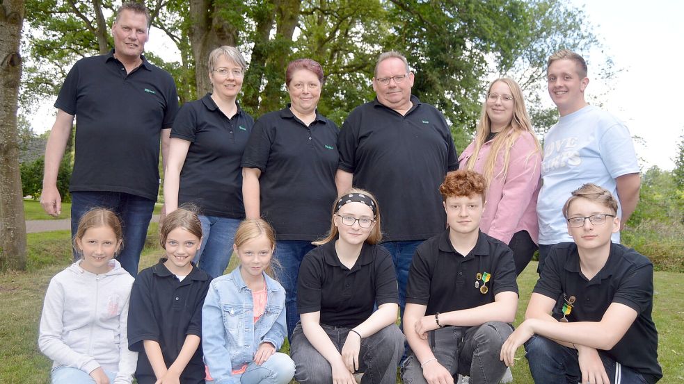 Der neue Königsthron des Schützenvereins Glansdorf: (obere Reihe von links) Alfred und Silvia Meinders (1. Adjutantin), Königin Ulrike Wiepkes und Prinzgemahl Rolf, Jasmin Wiepkes (2. Adjutantin) und Lars Wiepkes sowie (kniend von links) Gesa Busboom (2. Adjutantin), Mena Focken (Lichtpunkt-Königin Schüler), Hanna Bartels (1. Adjutantin) sowie Eileen Allerkamp (1. Adjutantin), Malte Ksienzyk (Jugend-/Junioren-König) und Marvin Allerkamp (2. Adjutant). Foto: Weers