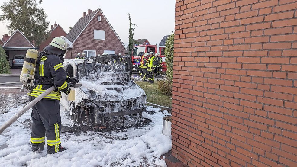 Die Feuerwehren aus Völlenerfehn und Völlen waren schnell vor Ort. Mit Hilfe eines Schaumteppichs wurden die Flammen gelöscht. Foto: Feuerwehr/Bruns