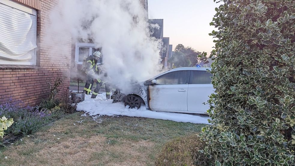 Unter Atemschutz gingen die Einsazkräfte gegen den Brand vor. Foto: Feuerwehr/Bruns