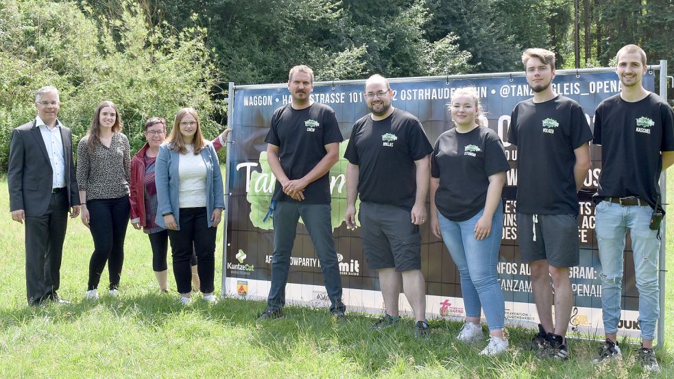 Das Organisationsteam (von rechts) mit Leon Kaschel, Volker Saathoff, Lisa-Marie Stomberg, Diakon Niklas Sonnenberg und Steven Jongmans freut sich gemeinsam mit den Sponsoren Dominique Klaaßen (Sparkasse Leer-Wittmund), Meike Gruttman (BS Immobilien Kontor), Annika Eilers und Stefan Nowak (beide Raiffeisenbank Strücklingen-Idafehn) auf das Festival. Foto: Zein