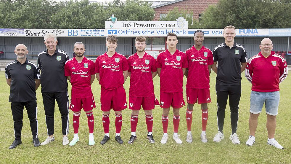 Der Sportliche Leiter Thorsten Ulferts (rechts) posierte mit den Neuzugängen (von links): Co-Trainer Taner Yalcin, Co-Trainer Klaus Bergmann, Emerson Boneshta, Joost Dieckmann, Florian Beer, Marius Scholz, Jean-Paul Bamezon und Trainer Jonas Petersen. Foto: Doden/Emden