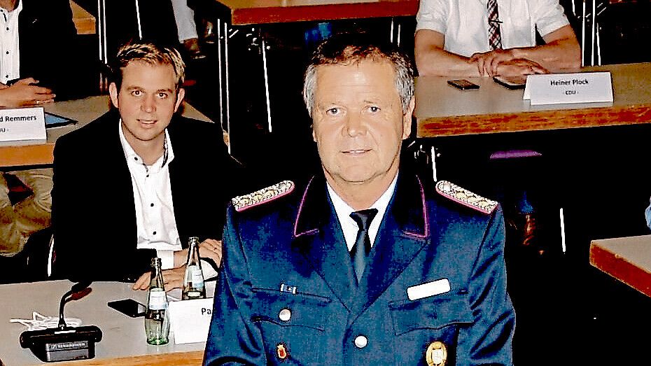 Der scheidende Papenburger Stadtbrandmeister wurde jetzt vom Stadtrat zum Ehrenbrandmeister ernannt. Foto: Schade