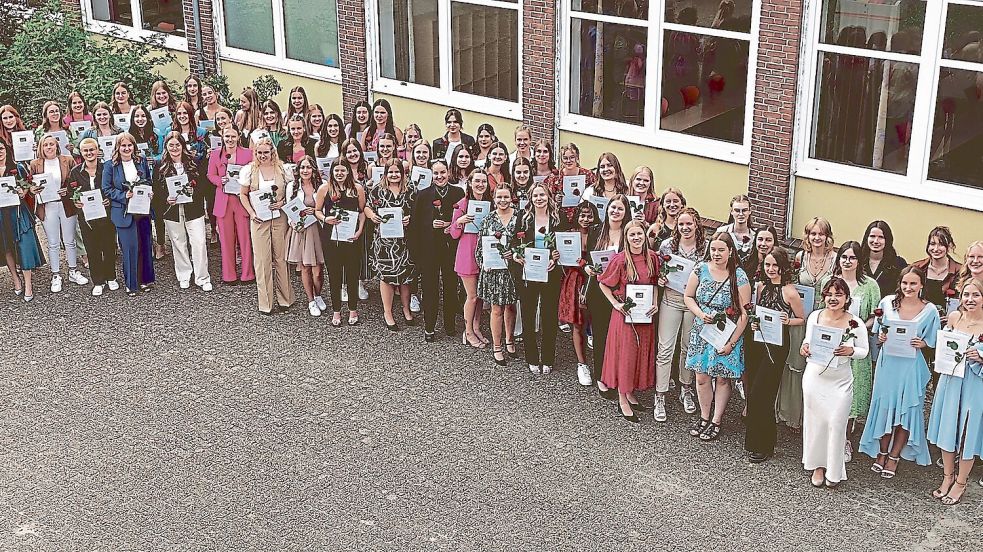 Mit Zeugnis und Rose in der Hand: Das sind die Abiturientinnen am Mariengymnasium Papenburg im Jahr 2023. Foto: Britta Kothe