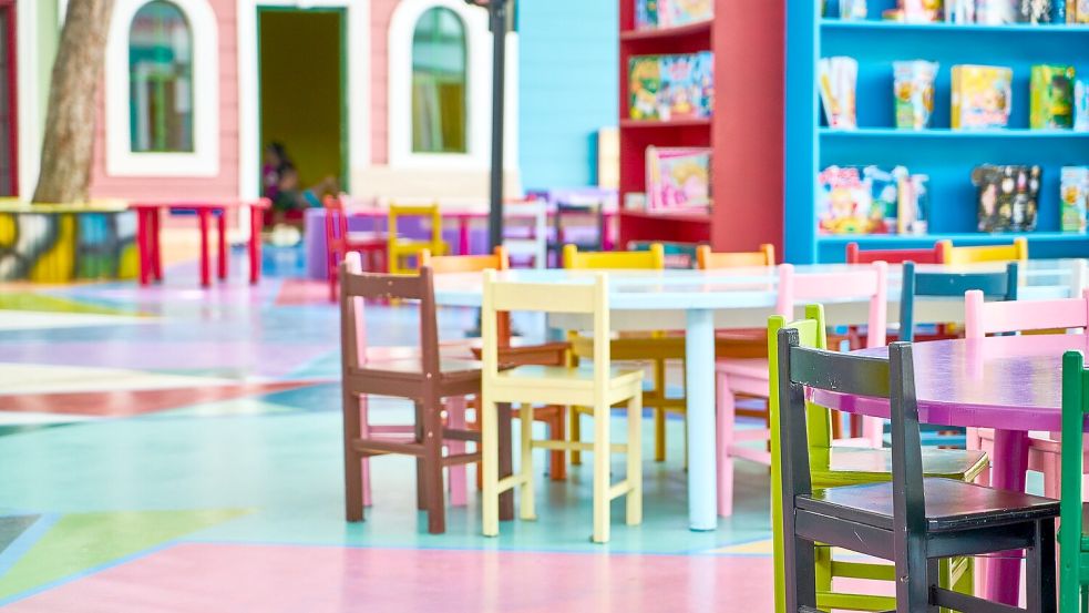 Freie Stühle in einer Kindertagesstätte: Mehr Plätze in Kindergärten und Krippen will die Gemeinde Saterland schaffen, kurzfristig, aber auch langfristig. Foto: Pixabay