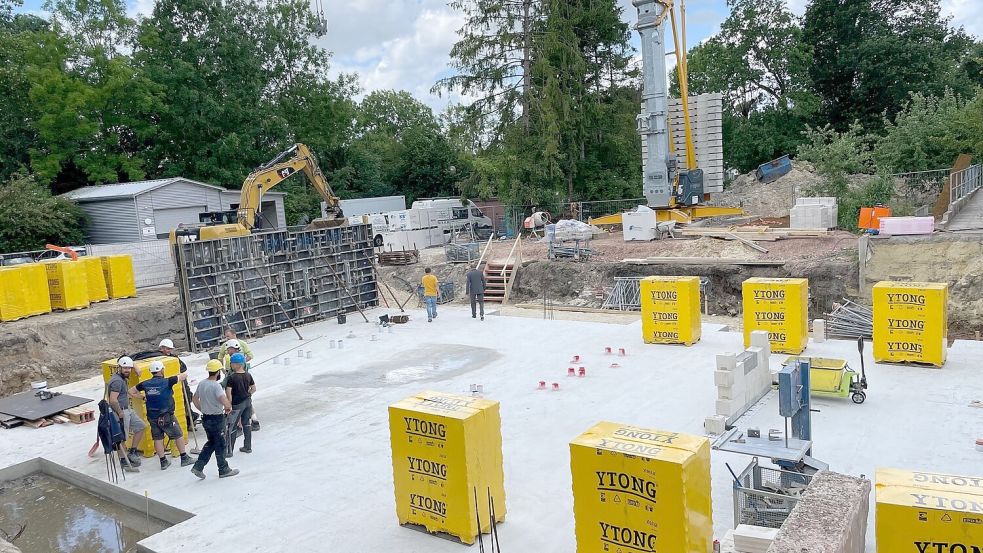Die Bodenplatte ist schon gegossen, die Bauarbeiten am Neubau am Krankenhaus Rheiderland gehen voran. Fotos: Nording