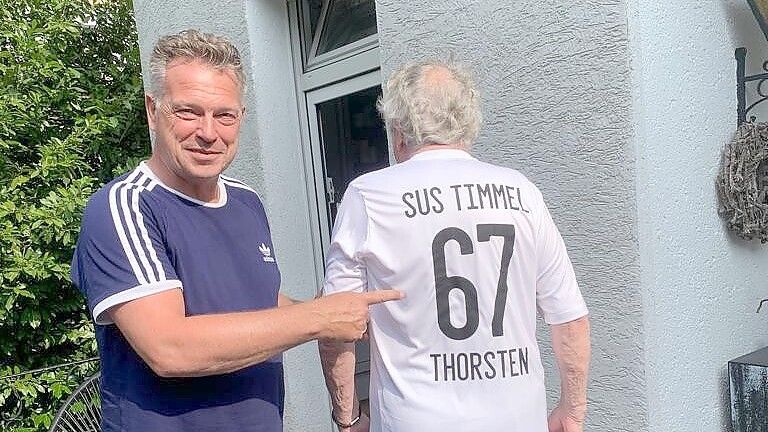 Knut Reinhardt übergab Thorsten Lange dieses Trikot-Geschenk von SuS Timmel in Dortmund. Foto: Privat