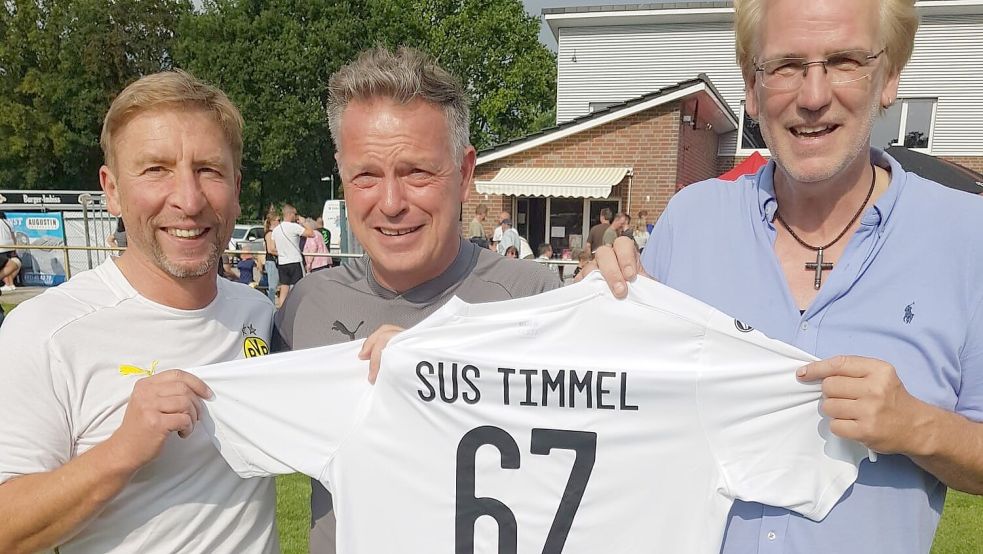 Beim Spiel in Timmel überreichte SuS-Vorsitzender Ludwig Meyer (rechts) an die BVB-Altstars Knut Reinhardt (Mitte) und Günter Kutowski ein Trikot für Thorsten Lange, der nicht mit nach Timmel reisen konnte. Foto: Privat