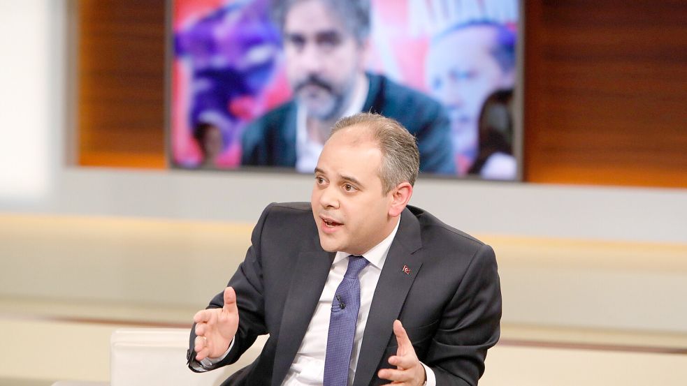 Akif Cagatay Kilic verteidigte in der Vergangenheit bereits öfters den türkischen Staatspräsidenten Recep Tayyip Erdoğan wie hier in einer Ausgabe der Sendung „Anne Will“ im Jahr 2017l. Foto: dpa/NDR/Wolfgang Borrs