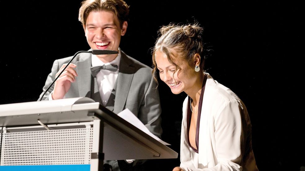 Absolvent Ole Wiegmanns und Absolventin Alida Bornemann hatten viel Spaß bei ihrer Rede. Foto: privat