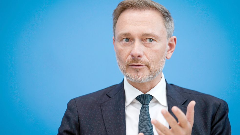 Bundesfinanzminister Christian Lindner stellt nach vielen Monaten Verhandlungen den Bundeshaushalt 2024 in Berlin vor. Einsparungen sind beim Elterngeld und beim Zuschuss für die Krankenversicherungen vorgesehen. Foto: Imago