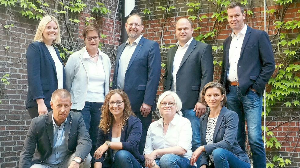 Die Verwaltungsspitze der Gemeinde Saterland (stehend von links): Kristin Büter, Maria Griep, Thomas Otto, Timo Hinrichs, Christof Naber, (knieend von links), Jens Gralheer, Tina Bohlken, Maria König und Anna Asnaimer. Foto: Gemeinde Saterland