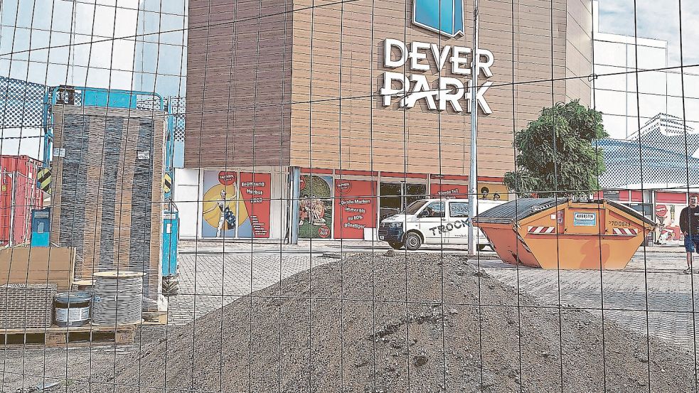 Seit mittlerweile mehr als zwei Jahren gleicht der Dever-Park einer Großbaustelle. Der groß angelegte Umbau des Einkaufszentrums in Papenburg soll jetzt aber in die finale Phase gehen. Foto: Christian Belling