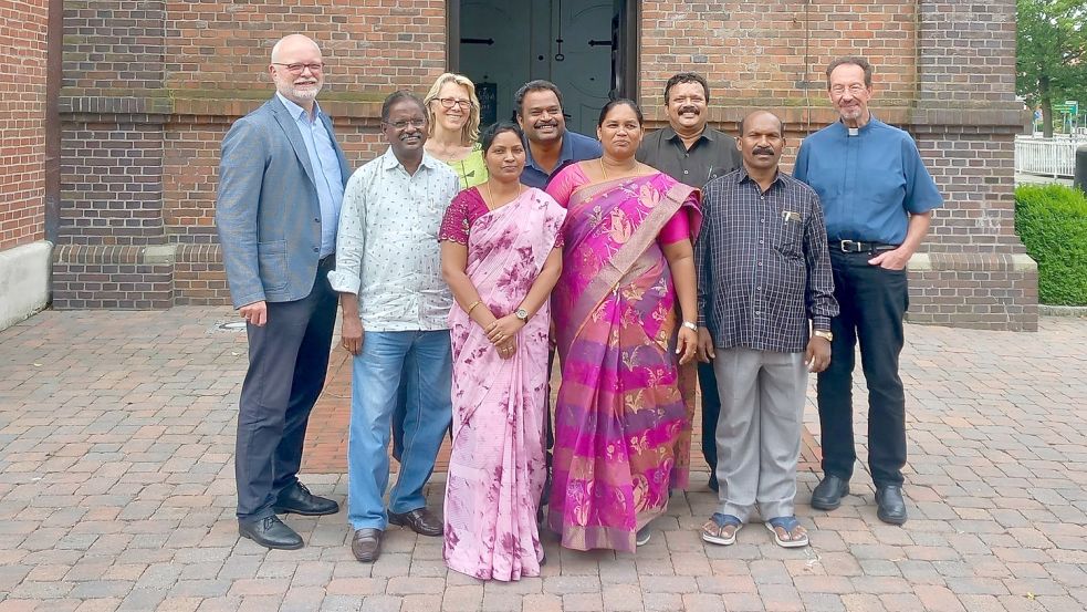 Gemeinsame Projekte wurden diskutiert: (von links, hinten) Pastor Henning Behrends, Petra Prins (Vorstandsvorsitzende Kirchenkreissynode), Pastor N. Daniel, Pastor Gabriel und Pastor Stephan Pregitzer, (vorne) Pastor Philip, Pastorin Gloria, Bibelfrau Pushpa und Pastor S. Paulras. Foto: Scherzer