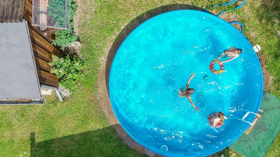 Ist ein Swimmingpool im eigenen Garten noch zeitgemäß? Abwasserexperte Martin Weyand findet: „Nein“ Foto: dpa/Patrick Pleul