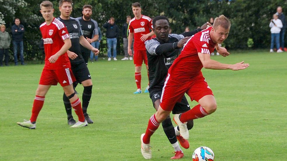 Janek de Buhr, hier im Zweikampf mit Benny Boungou, traf für TuRa zum 1:0. Foto: Reemts