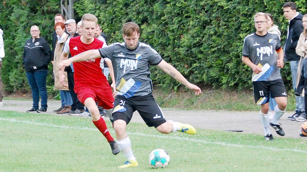 Steenfelde, am Ball Jens Hagen, steht nach einem 3:0 gegen die SG Westoverledingen im Halbfinale. Foto: Reemts