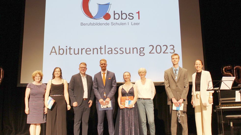 Das Foto zeigt die Jahrgangsbesten mit ihren Tutorinnen und Tutoren (von links): Christine Thies, Tomke Ostendorp, Heiko Dannen, Tjarko Wiards, Sina Lüpkes, Brigitte de Wall, Jan-Niklas Busboom und An-Catrin Hirsch. Foto: privat