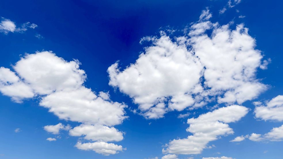 Freundliche Wolken am blauen Himmel - ein trügerisches Bild der Sicherheit. Foto: IMAGO/Alexander Rochau