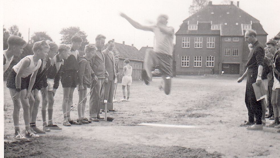 Ursprünglich wurde der Verein zum Turnen gegründet. Das Foto zeigt Leichtathletik-Wettkämpfe aus dem Jahr 1957. Im Hintergrund ist die Sundermannschule zu erkennen.