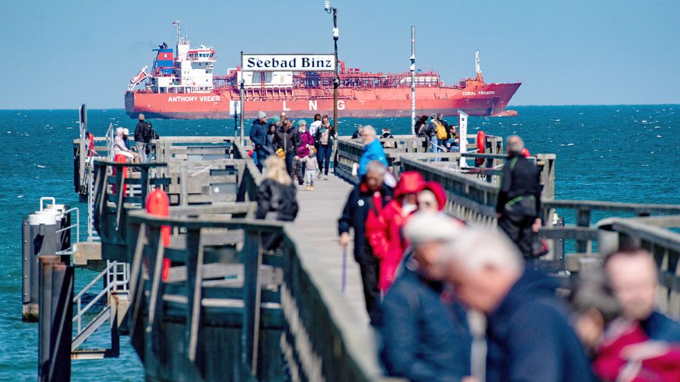 Trotz erbittertem Widerstand soll vor der Insel Rügen ein neues LNG-Terminal errichtet werden. Foto: Stefan Sauer / dpa