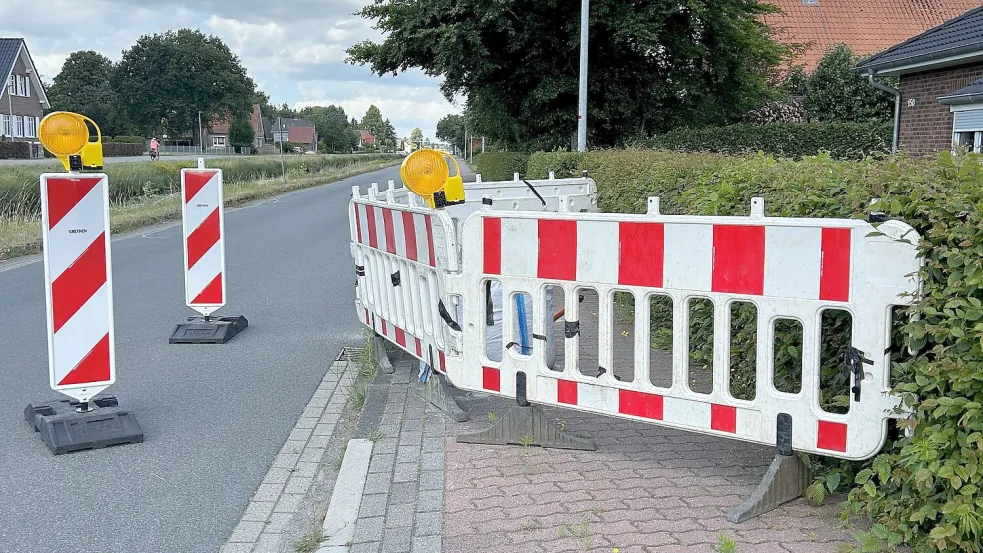 Aufgrund dieser Glasfaser-Baustelle auf der 1. Südwieke in Ostrhauderfehn ist der komplette Fuß- und Radweg nicht mehr zu benutzen – und das seit Wochen.