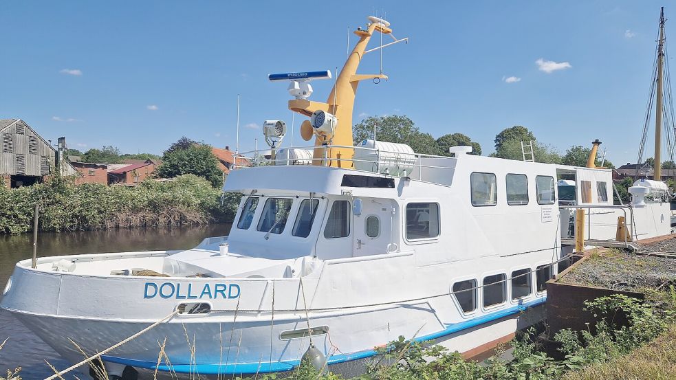 Das Fahrgastschiff „Dollard“ liegt im Wasser der Diedrich-Werft in Oldersum. Wann sie wieder auf Fahrt gehen kann, ist offen. Foto: Gettkowski