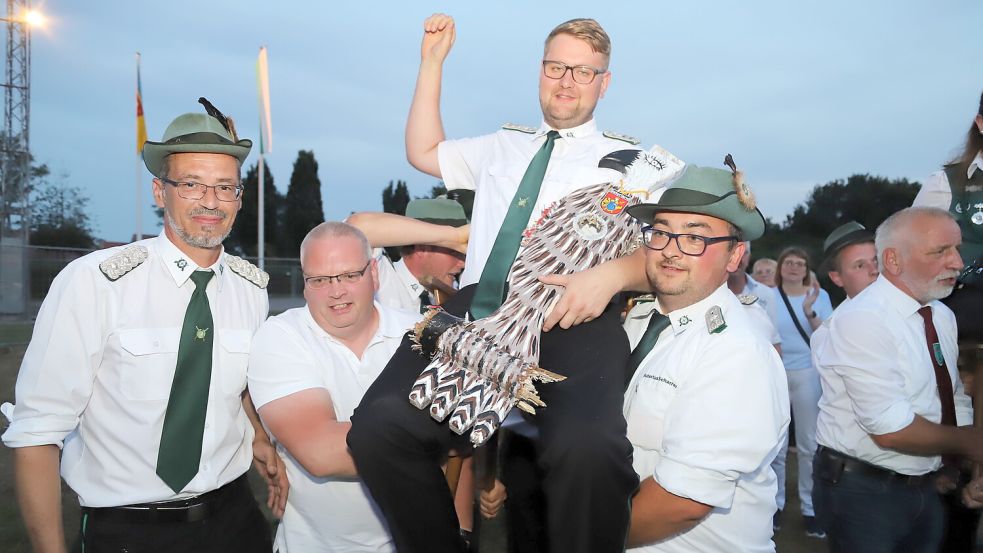 Hoch leben lassen ließen die Schützen von Hubertus Scharrel am Sonnabend ihren neuen König Sascha Bruns. Foto: Passmann