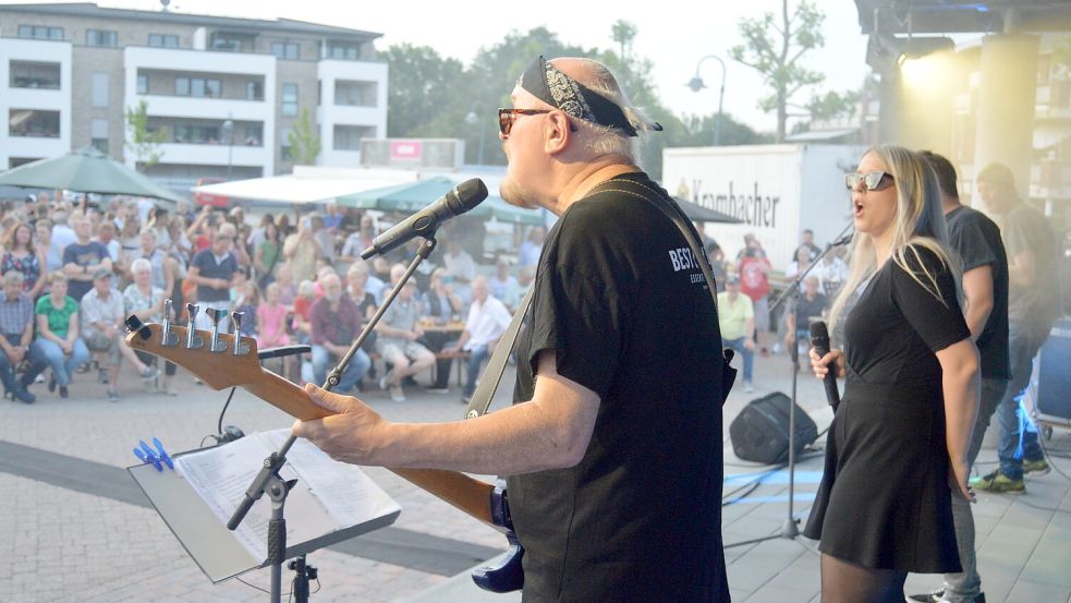 Reinhold Kempen (vorn) und Sängerin Arleen Janßen heizten dem Publikum mächtig ein.