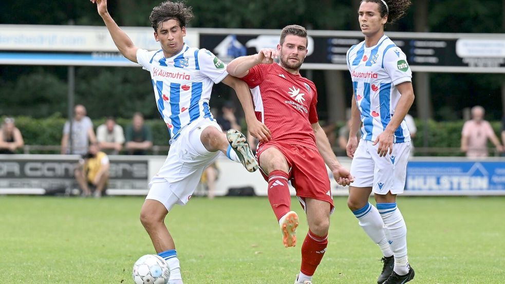 Tido Steffens (Mitte) und seine Mannschaftskollegen konnten sich gegen Heerenveen nur selten durchsetzen. Foto: SC Heerenveen