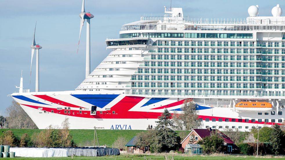 Die Meyer Werft in Papenburg fertigt Kreuzfahrtschiffe für internationale Reedereien- mit Erfolg, aber bisher noch nicht klimaneutral. Foto: dpa/Hauke-Christian Dittrich