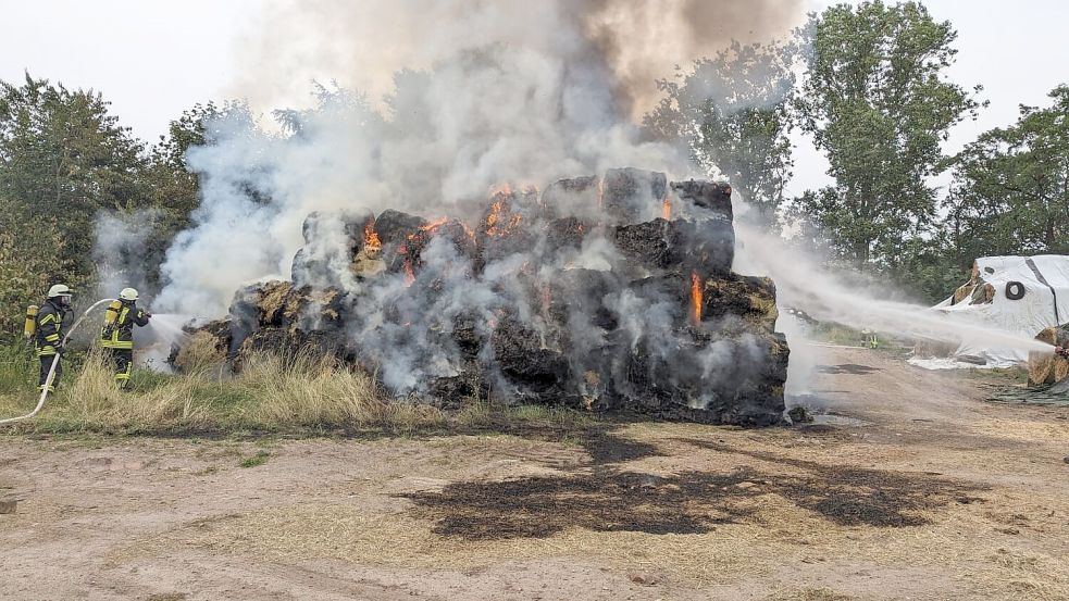 Die Feuerwehr ist in Großwolde im Einsatz. Dort brennen Rundballen, die durch Selbstentzündung in Brand geraten sind. Sie zu löschen, dauert lange und ist aufwendig. Foto: Feuerwehr