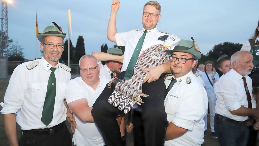 Sascha Bruhns wurde der neue Schützenkönig der Scharreler Hubertus-Schützen. Der 30-Jährige war selbst überrascht, aber sehr erfreut, dass er den finalen Schuss auf den Holzadler abgegeben hat. Foto: Passmann