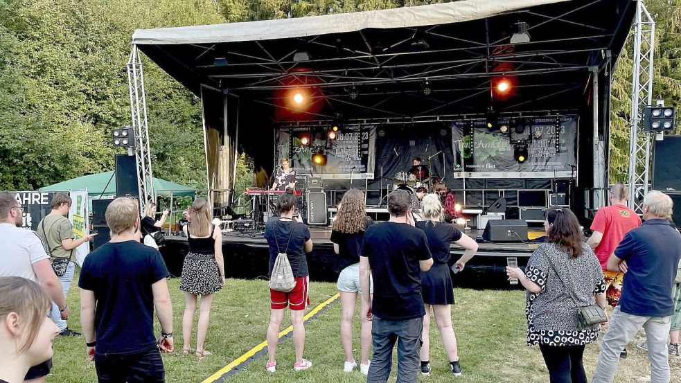 Nicht so viel los war bei dem Open-Air-Musikfestival Tanz am Gleis, das am Sonnabend hinter dem Jugendcafe Waggon Premiere hatte. Sieben Bands traten auf. Doch es kamen nicht allzu viele Leute, um sie zu hören. Foto: Hinderks