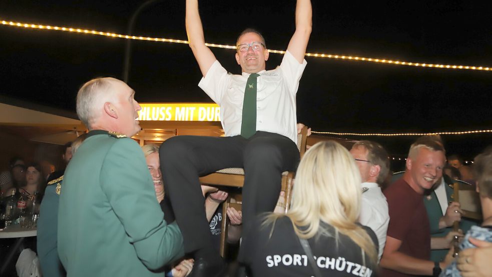 Frank Schulte sitzt demnächst auf dem Strücklinger Schützenthron von Gut Ziel. Der 49-Jährige setzte sich am Sonnabend gegen starke Konkurrenz an der Zielscheibe durch. Foto: Passmann