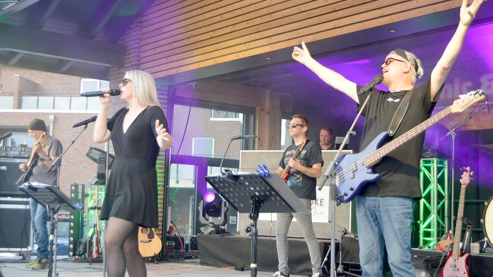 Sonic & Smoke traten am Sonnabend auf der neuen Kulturbühne am Rhauderfehner Marktplatz auf. Das Konzert kostete keinen Eintritt. Die Evergreens der vergangenen 40 Jahre, die die Band um Reinhold Kempen auf die Bühne brachte, zog rund 500 Leute an. Foto: Weers