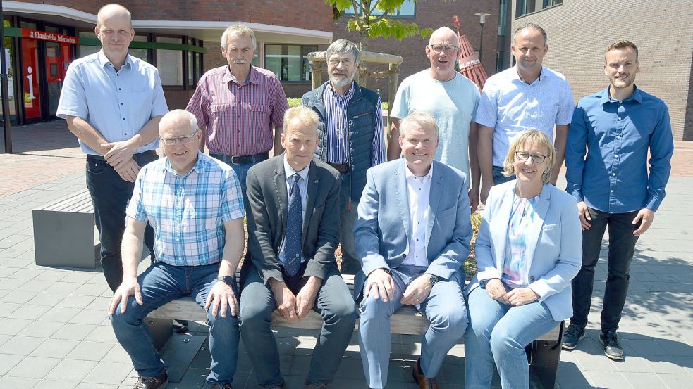 Gruppenfoto nach der Übergabe des Förderbescheides durch das Amt für regionale Landesentwicklung (ARL) Weser-Ems vor dem Rathaus in Rhauderfehn: (stehend, von links): Joachim Frerichs (Gemeinde Rhauderfehn), Georg Depping, Reinhold Geppert, Christoph Harms (alle Mitglieder Arbeitskreis), Michael Taaks (Gemeinde), Hendrik Heyen (ARL) sowie (sitzend, von links) Gerd Bohlen (ARL), Bürgermeister Geert Müller, Nikolaus Jansen und Marlies Wieghaus (beide ARL). Foto: Weers