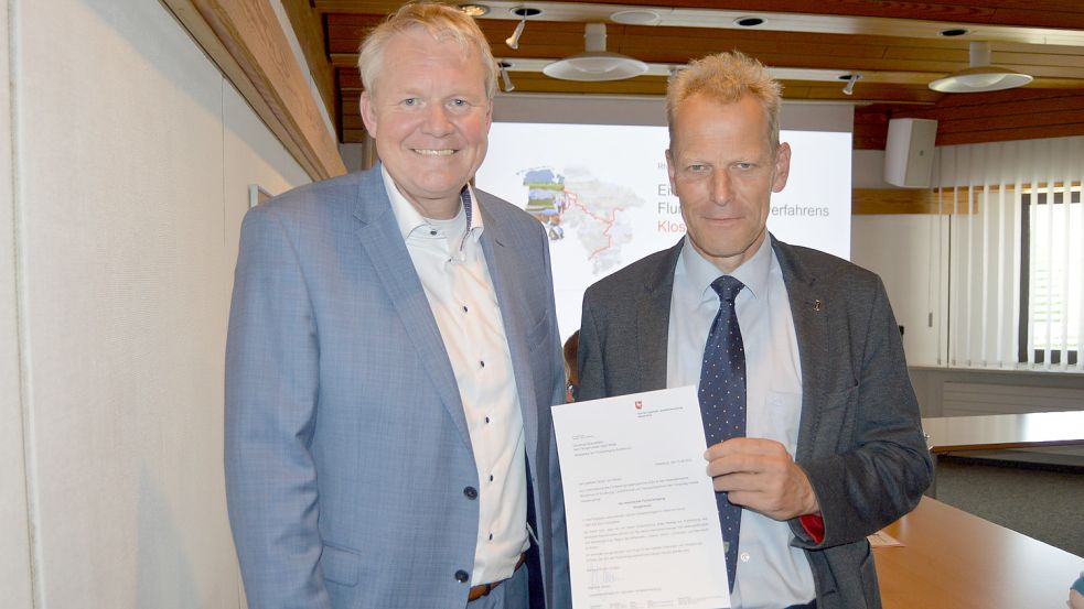 Der Landesbeauftragte des Amtes für regionale Landesentwicklung Weser-Ems, Nikolaus Jansen (links), übergab den Förderbescheid an Bürgermeister Geert Müller. Foto: Weers