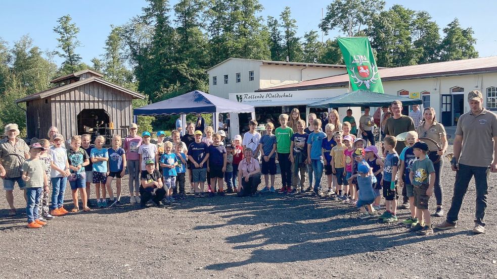 Erinnerungsfoto an die Ferienpassaktion auf dem Moorgut in Ramsloh. Foto: Hegering
